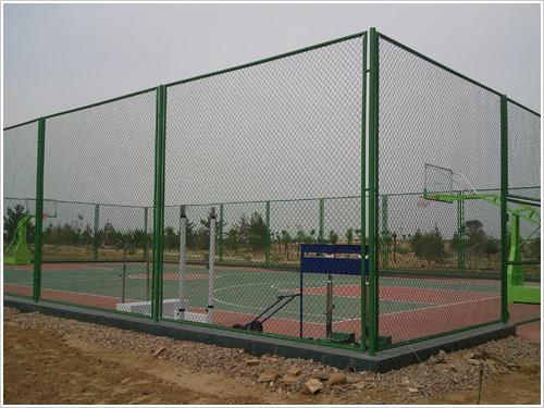 围网和勾花网是两个产品的概念,一般体育场围网或包塑围网都是围网的